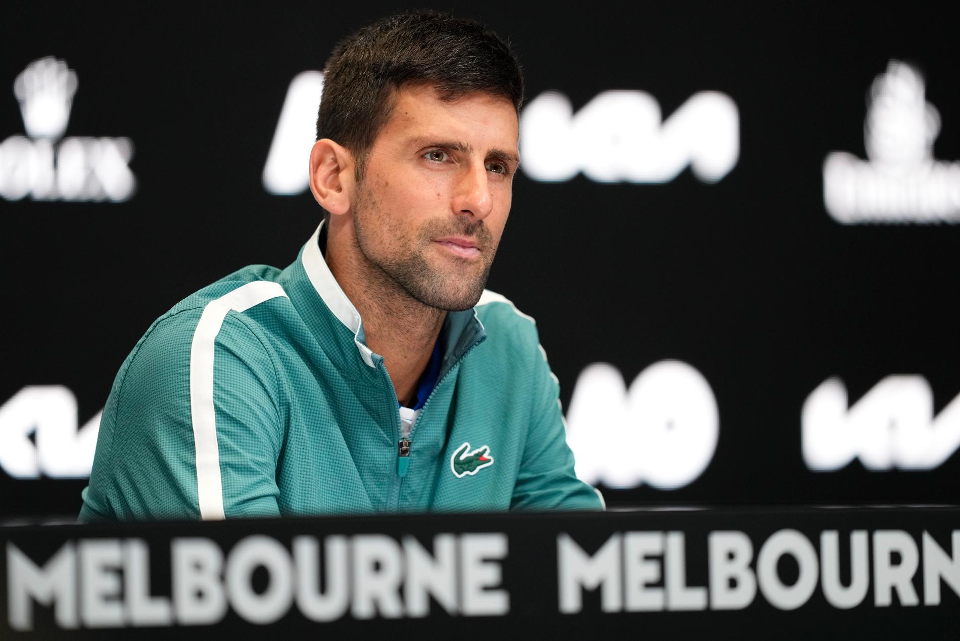 Novak Djokovic på presskonferensen i Melbourne.