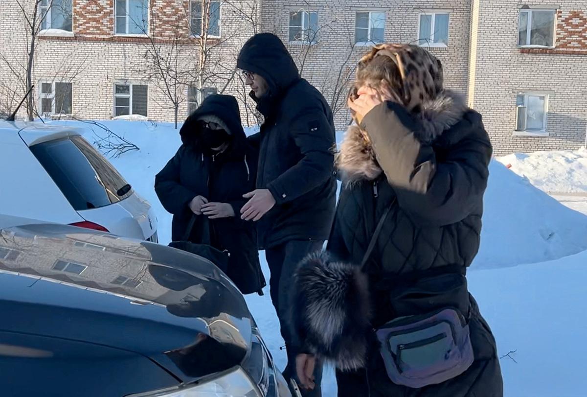 Bilden uppges visa Navalnyjs mamma på väg till fängelset. 