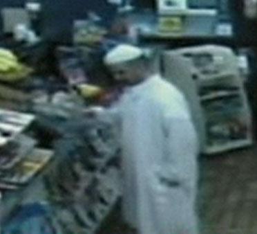 En övervakningskamera i en butik filmade gärningsmannen före dådet.