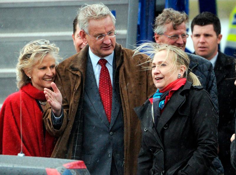 Makarna Anna Maria Corazza Bildt och Carl Bildt välkomnade Hillary Clinton på Arlanda flygplats i ösregnet.
