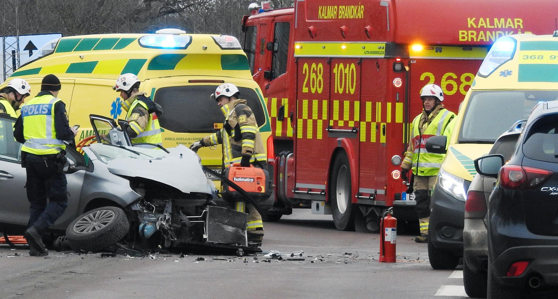 Sju personer ska ha varit inblandade i olyckan och två har förts till sjukhus med ambulans.