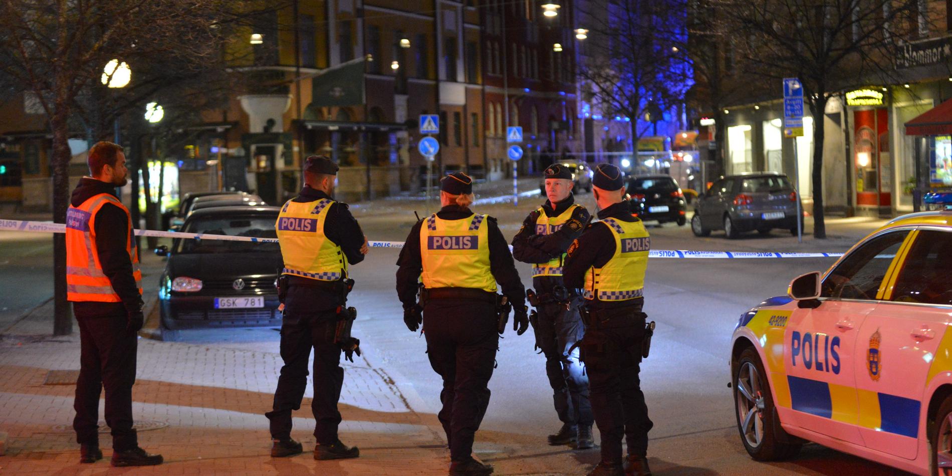Polisen på plats i centrala Norrköping efter explosionen.