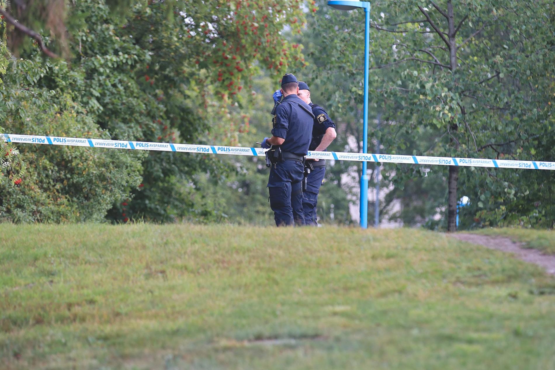 Polisen på plats i Tensta där en man hittats död.