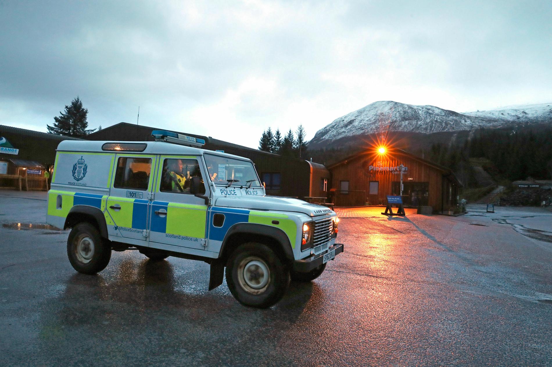 Två personer har omkommit i en lavin vid berget Ben Nevis i Skottland.
