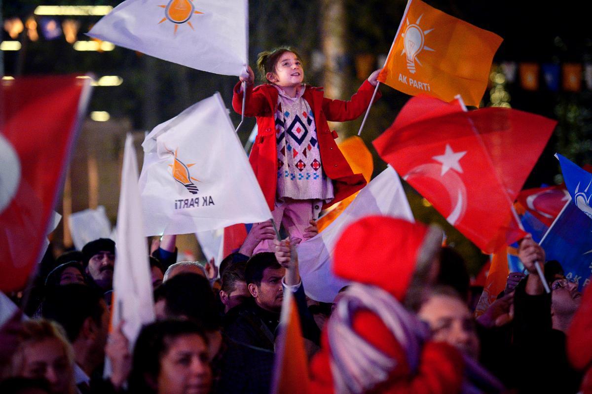 firade i natt Sent i går kväll tydde allt på att president Erdogan vunnit det turkiska nyvalet. Valresultatet gick emot de flesta opinions­undersökningarna men det finns anklagelser om valfusk.