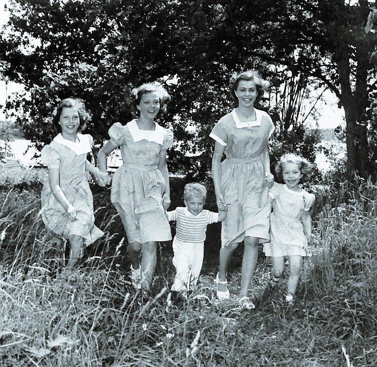 Hagasessorna – Desirée, Birgitta, Margaretha och Christina – tillsammans med vår blivande kung Carl Gustaf mitt i idyllen.
