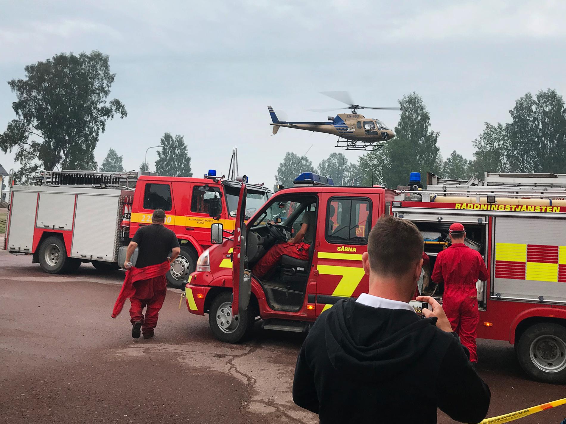 Räddningstjänsten arbetar för fullt med släckningsarbetet i Älvdalen. Nu har vattenbombningen vid skjutfältet Trängslet stoppats på grund av risk för explosioner. 