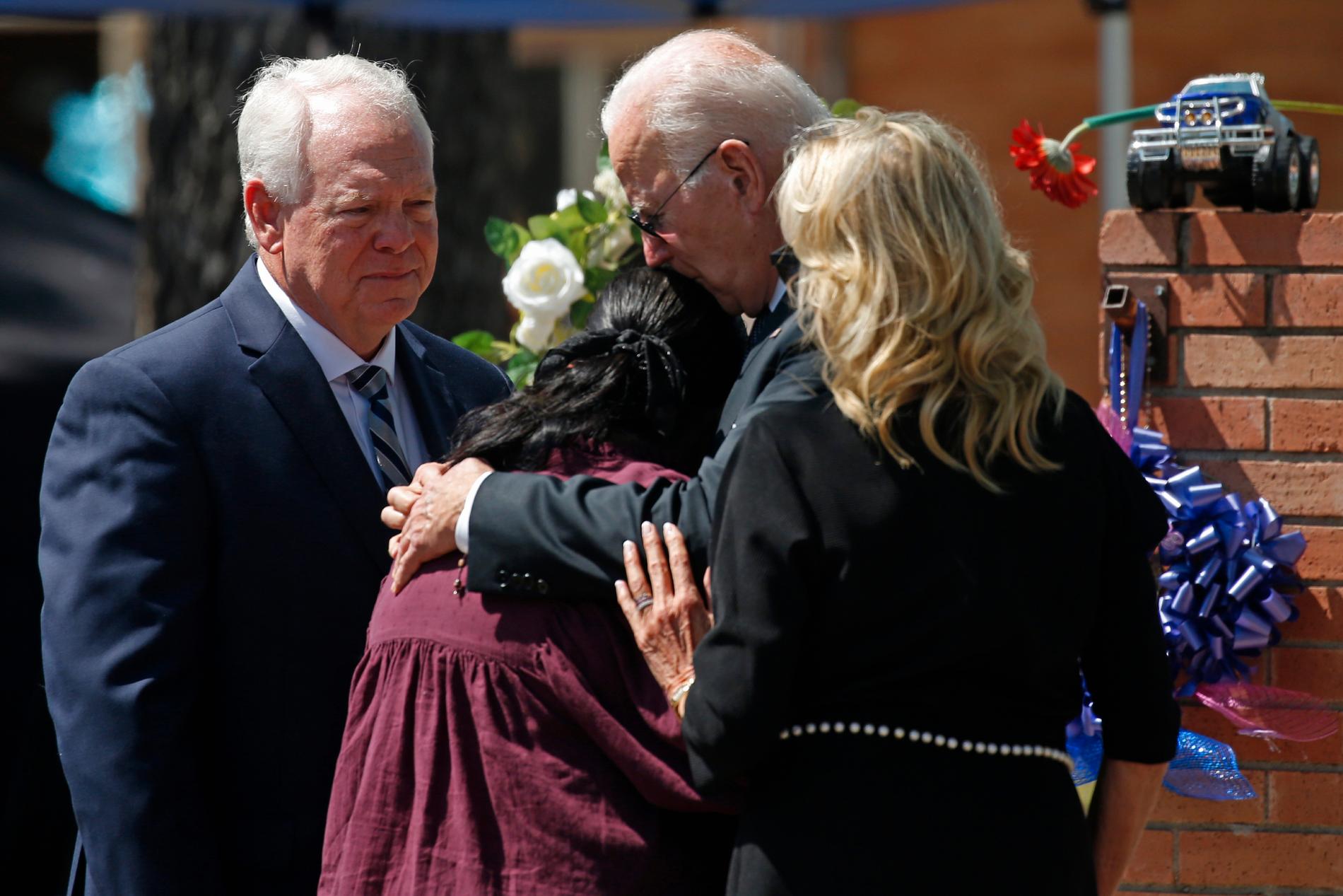 President Joe Biden och hans hustru Jill tröstar en anhörig utanför Robb Elementary School i Uvalde i Texas, där 19 elever och två lärare sköts till döds förra veckan. Bilden togs i söndag.