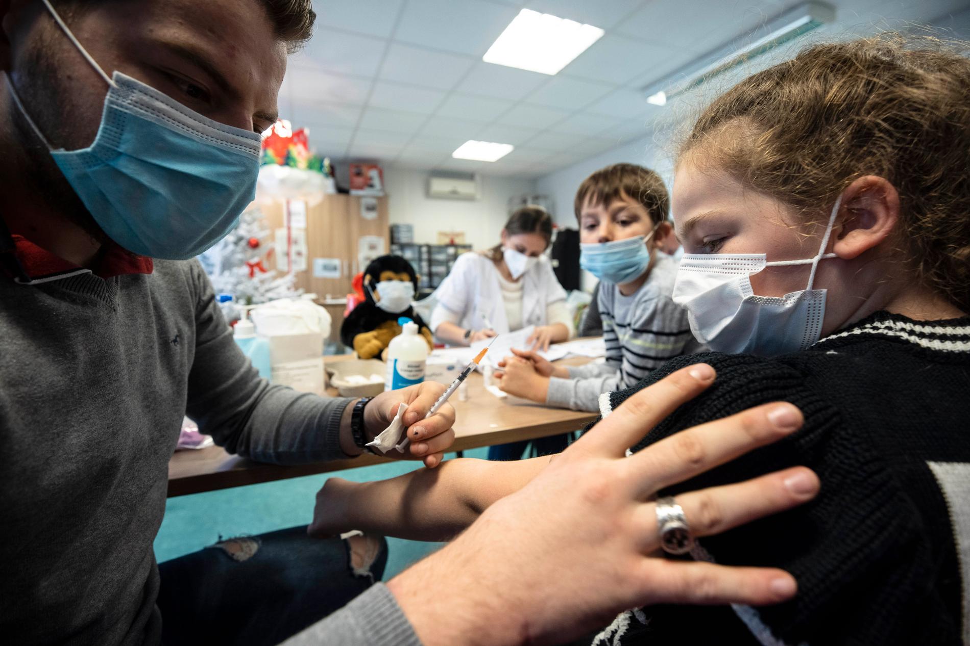 Skolbarn i Sélestat, Frankrike, får vaccin mot covid-19.