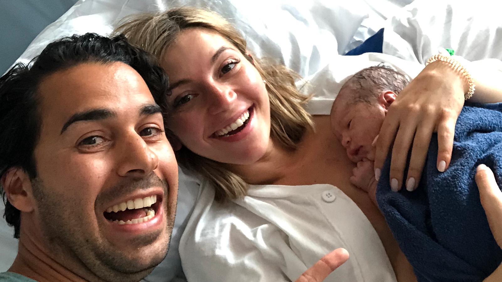 Stolta föräldrar – Michaela Forni och Damon Foroozesh med nyfödda sonen Dante på sjukhuset.