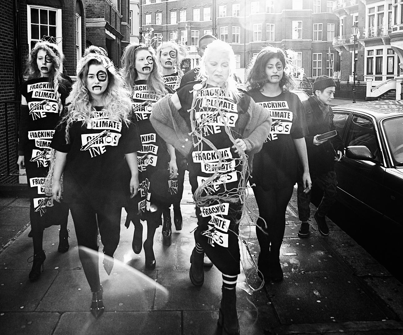 Vivienne Westwood på streetwalk med modeller utanför INEOS huvudkontor, London 2014.