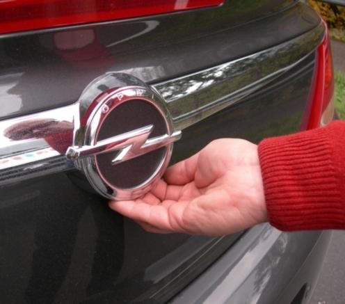 Opelmärket sitter snyggt inbakat som handtag till bakluckan.