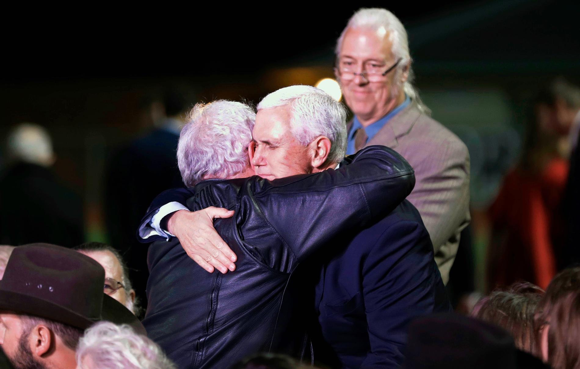 Vicepresident Mike Pence kramar om Stephen Willeford, som sköt gärningsmannen i Sutherland Springs.
