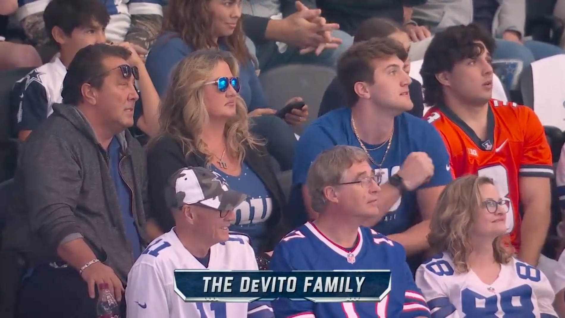 Tommy DeVitos familj på läktaren under en NFL-match.