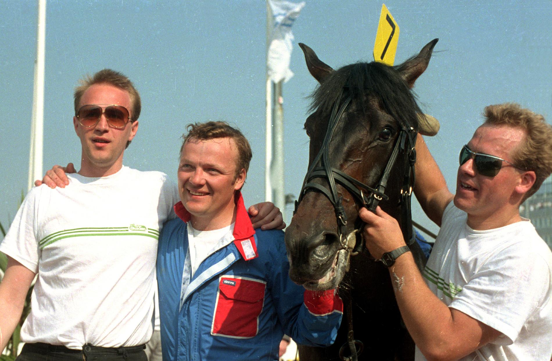Torbjörn Jansson tillsammans med Meadow Roads efter Elitloppssegern 1985.
