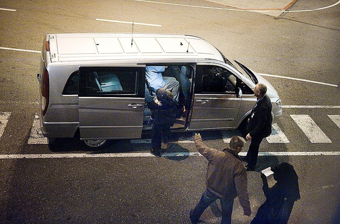 De terrormisstänkta svenskarna landar på Arlanda den 11 oktober 2009 och leds genast in i Säpos minibuss.