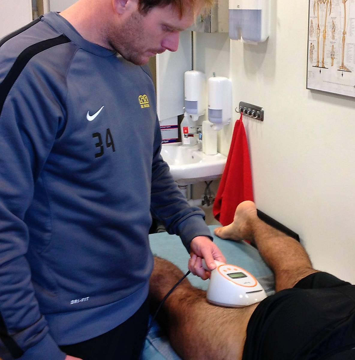 Häckens fysioterapeut behandlar lagkaptenen Mohammed Ali Khan inför mötet med AIK.