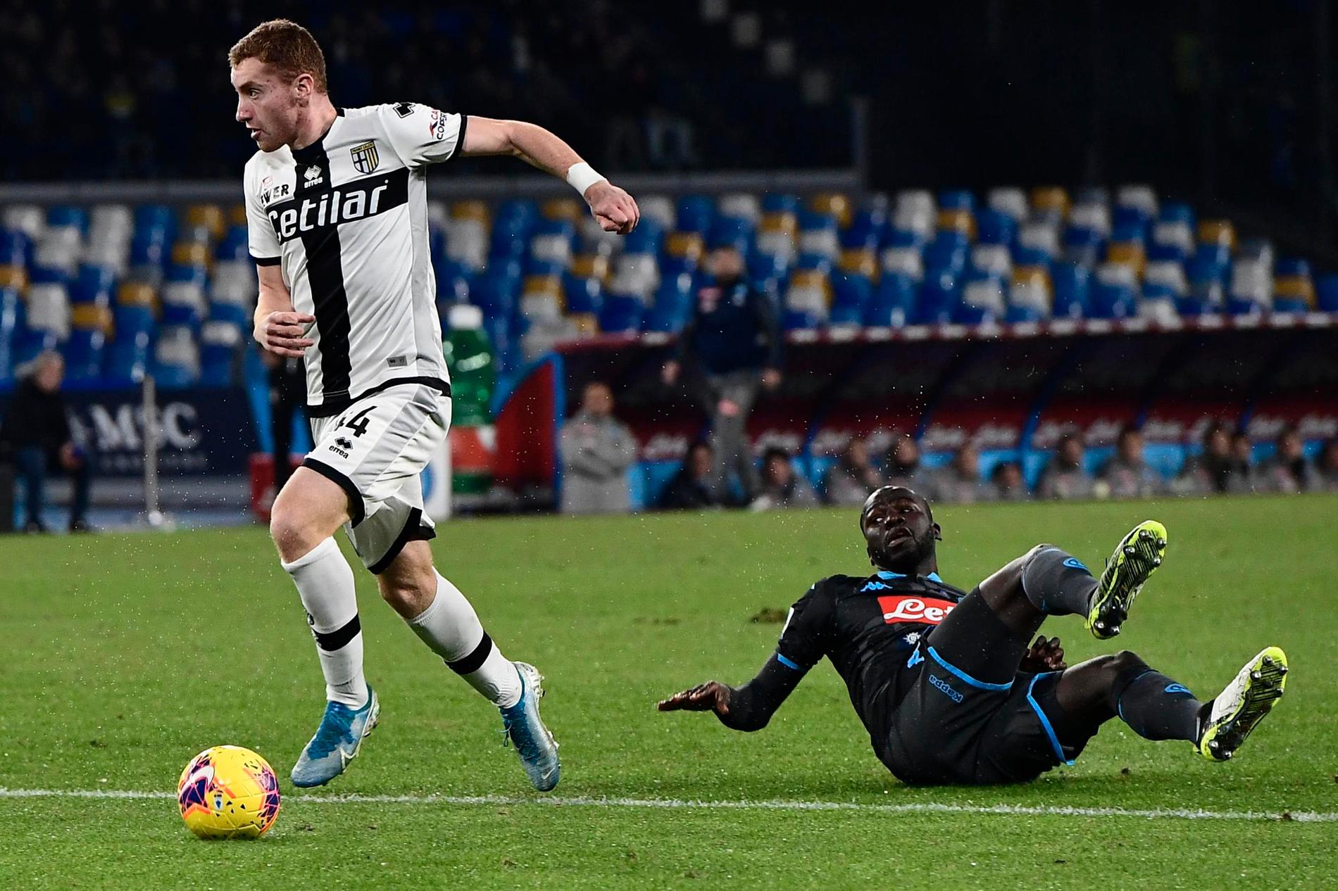 Parmas Dejan Kulusevski satte 1–0 mot Napoli efter ett försvarsmisstag från Kalidou Koulibaly.
