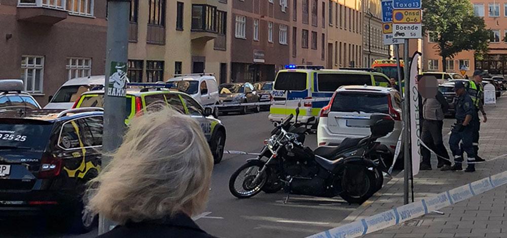 Två personer greps efter att en person knivhuggits i centrala Stockholm.