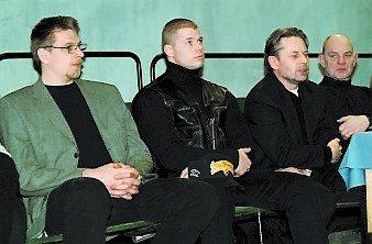 De livstidsdömda fångarna Tony Olsson och Mats Nilsson framträder på en presskonferens inför pjäsen ”Sju:tre” tillsammans med Reine Brynolfsson och Lars Norén.