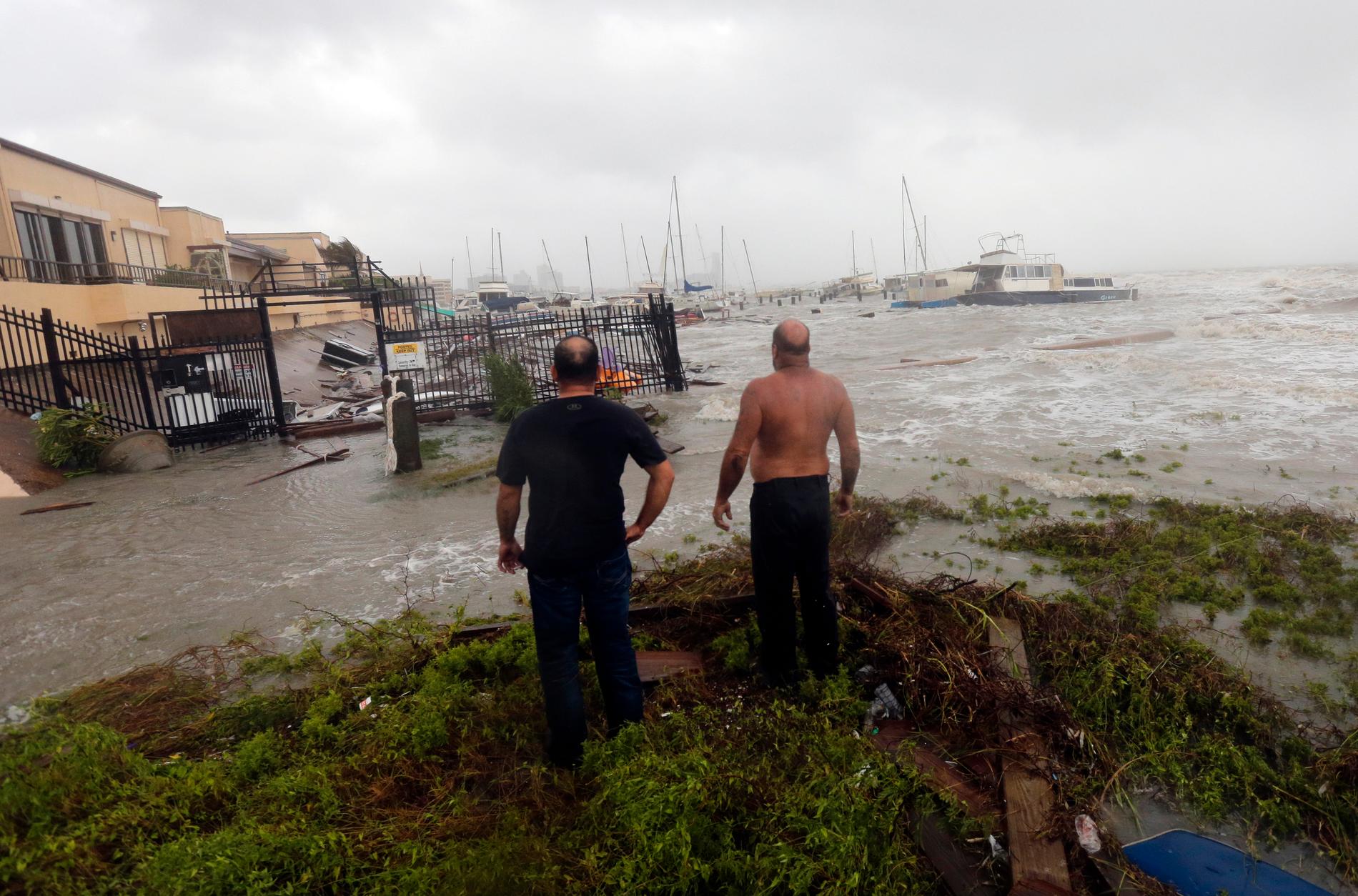 Båtägare i Corpus Christi undersöker hur stora skador båtarna fått efter att ovädret Hanna nått land.