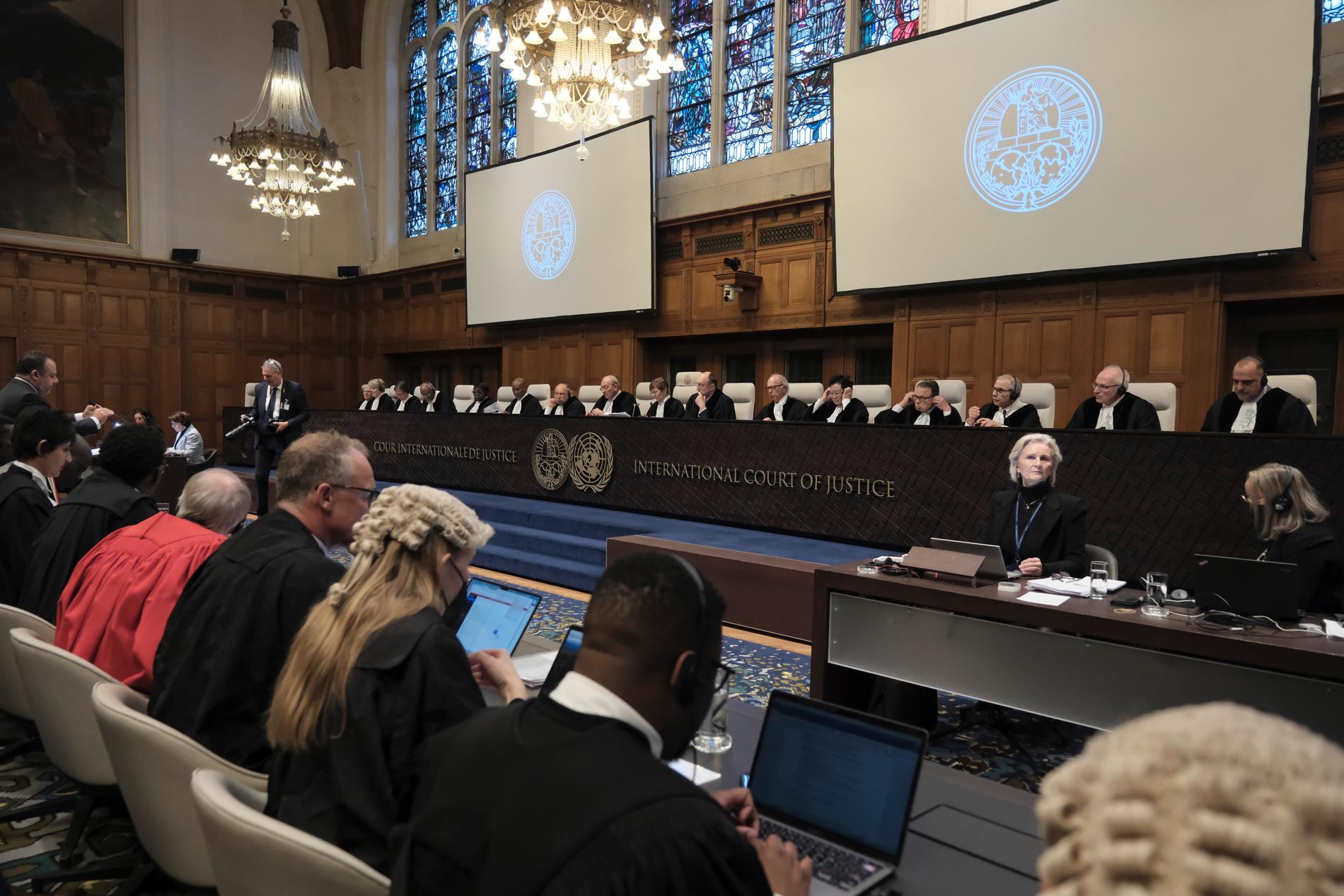 Domare och parter sitter under en utfrågning vid Internationella domstolen i Haag, Nederländerna, fredagen den 12 januari 2024.