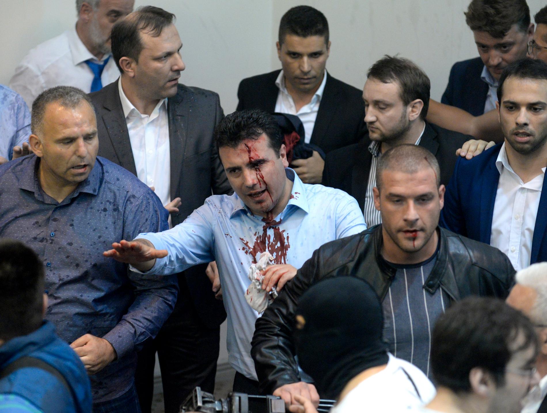 Socialdemokraternas ledaren Zoran Zaev lämnar parlamentet. 