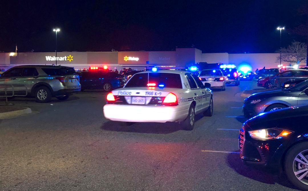 Poliser utanför Walmart efter skjutningen. 