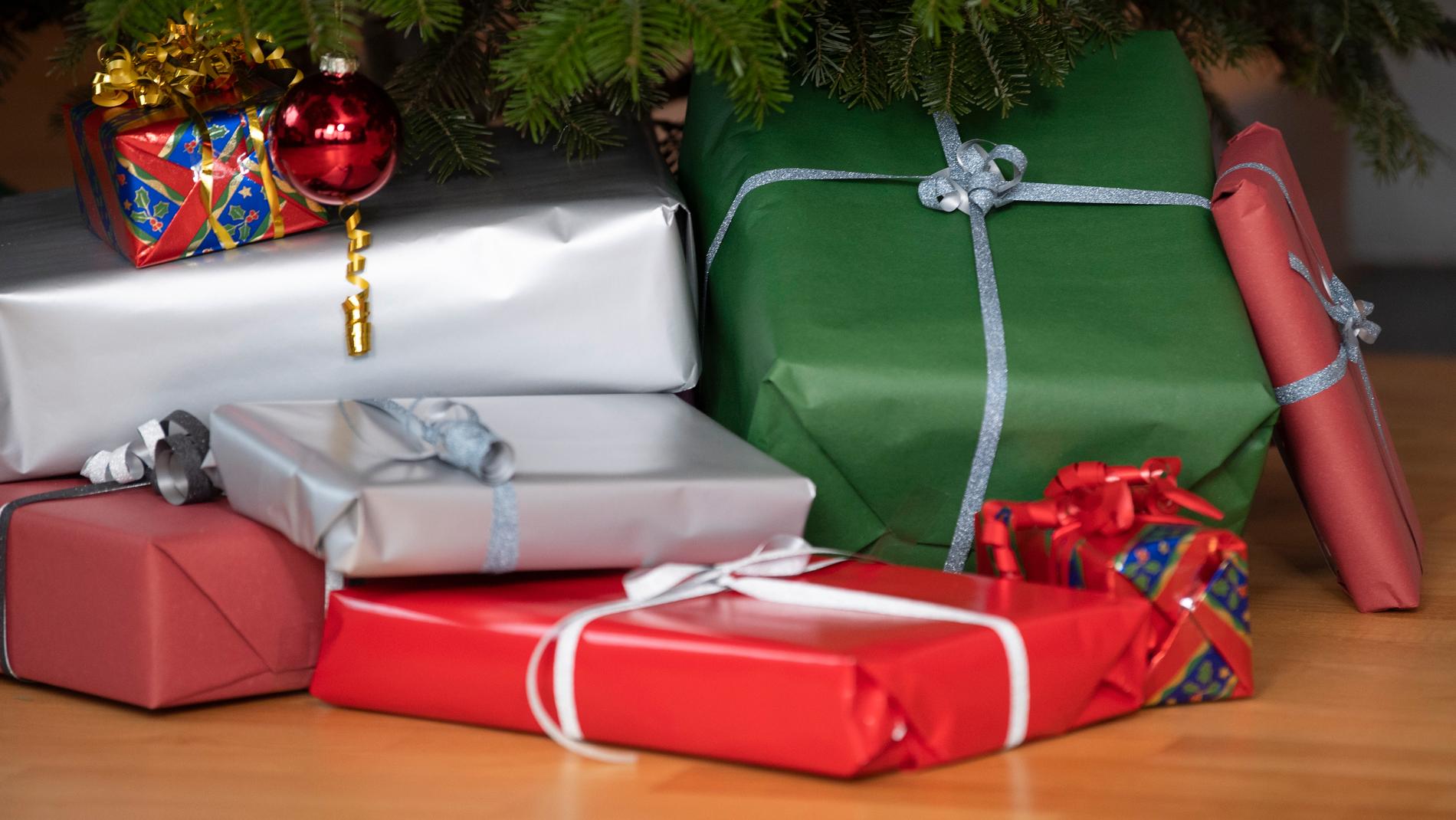 Ett påkostat julbord plus en gåva – eller ingenting. Vilken julklapp du får från din arbetsgivare påverkas i hög grad av var du jobbar. Arkivbild.