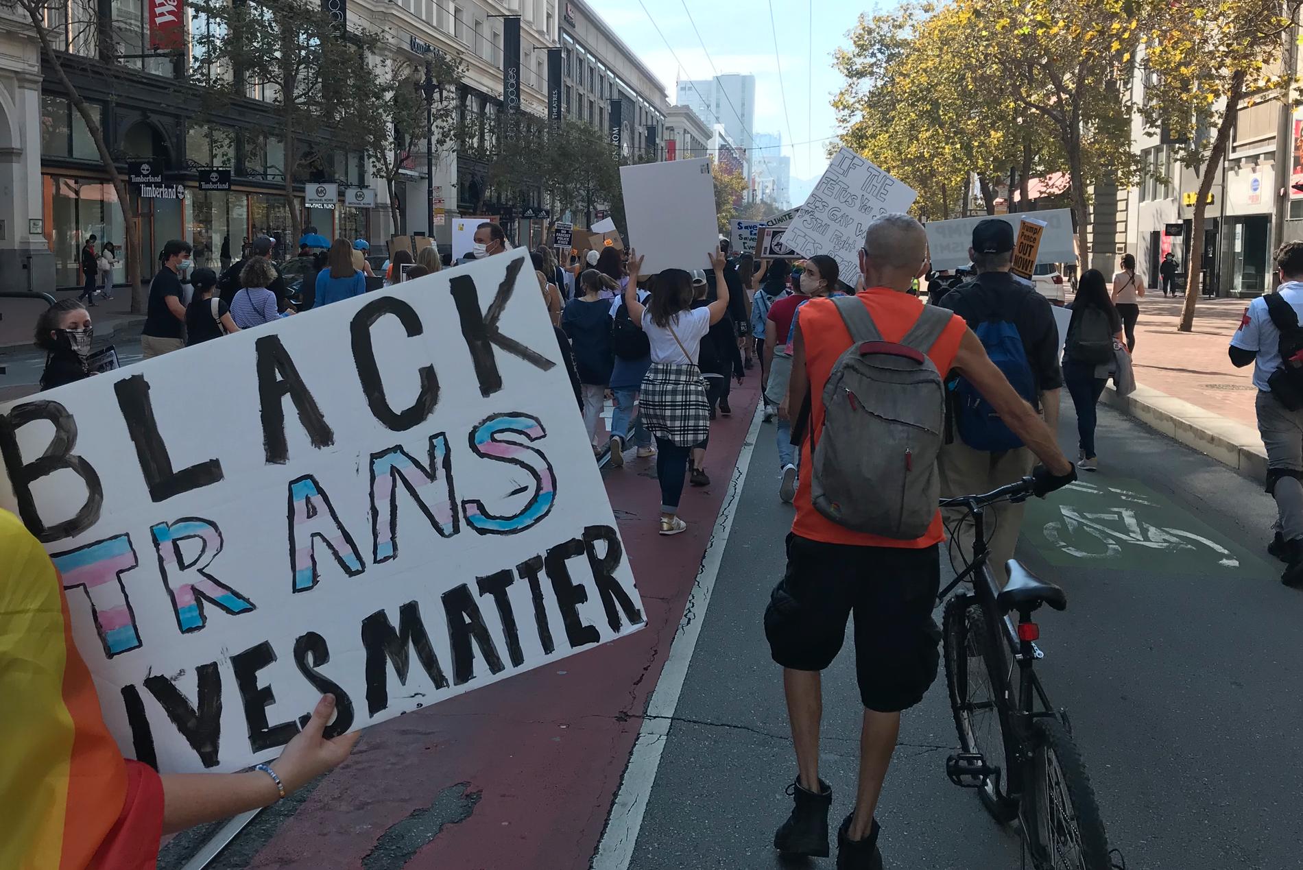 En loj demonstration med spridda budskap drar genom San Franciscos gator.