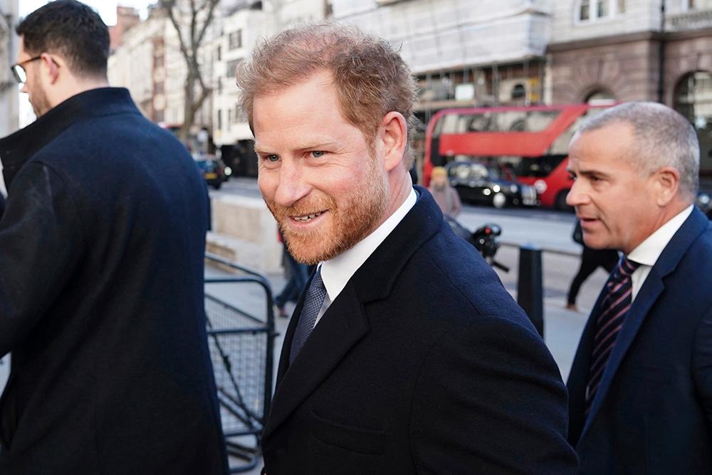 Prins Harry anländer till domstolen i London. 