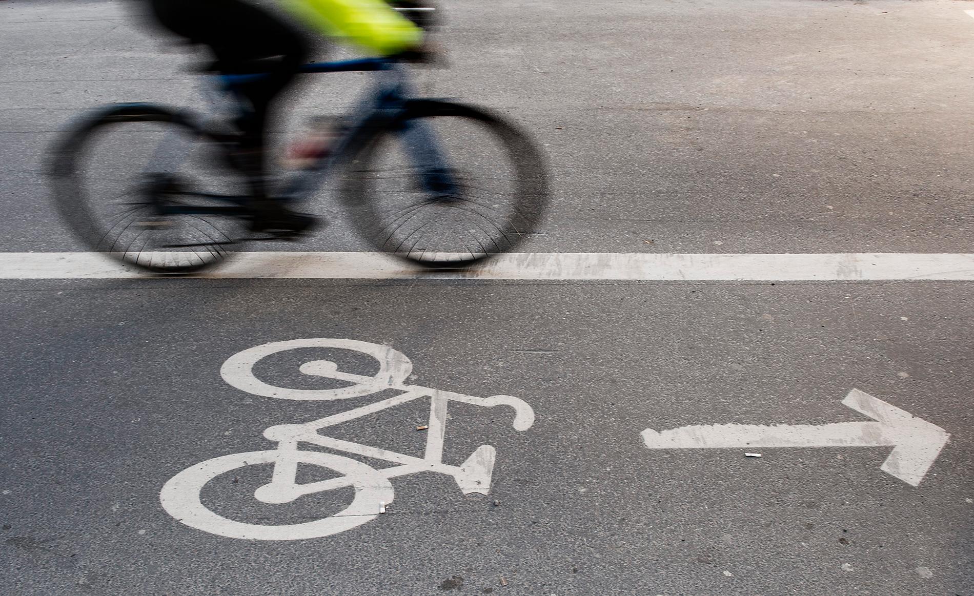 En cykelbana blir enkelriktad endast om skyltar anger det. Märkningen i asfalten pekar bara ut "lämplig" färdriktning.