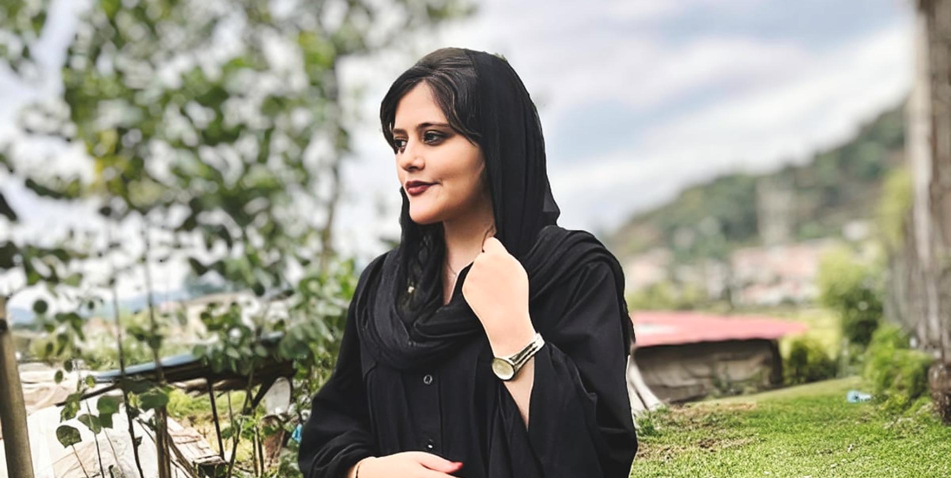 Mahsa Amini, 22, dog efter ett ingripande av den religiösa polisen i Teheran.