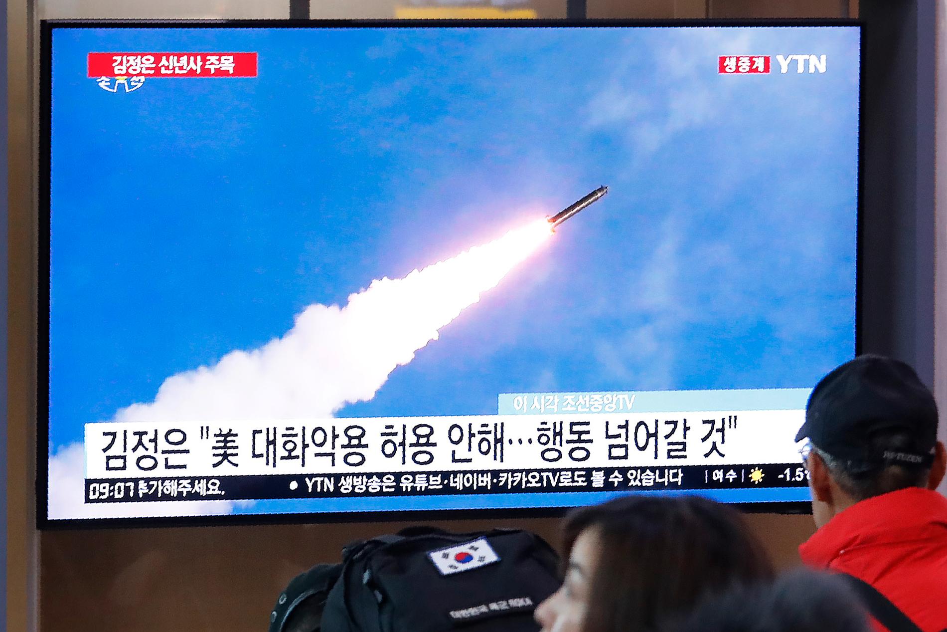 En tv-skärm visar en bild på en av Nordkoreas tidigare robot-uppskjutningar. Arkivbild.