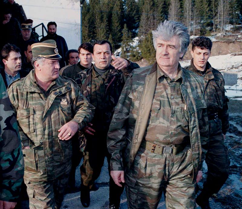 Radovan Karadzic (andra från höger) tillsammans med Ratko Mladic (andra från vänster) på en arkivbild från 1995.