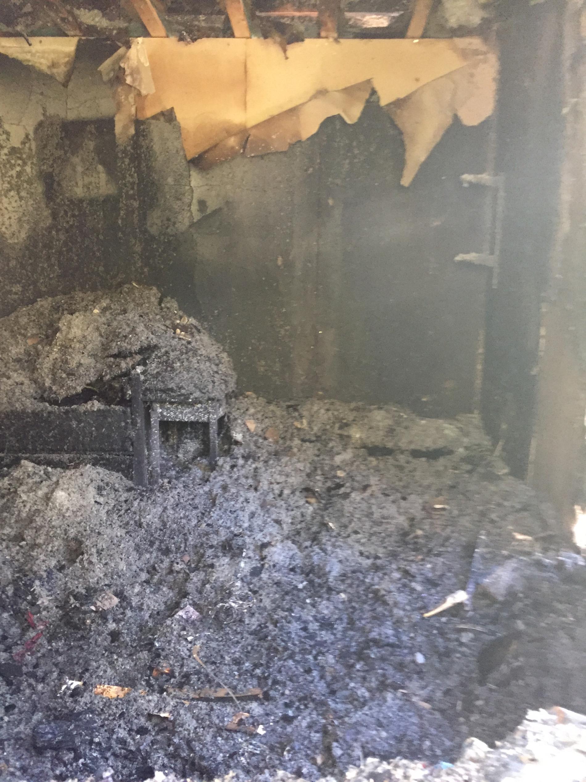 Så här ser dotterns rum ut efter branden som spred sig till resten av huset.