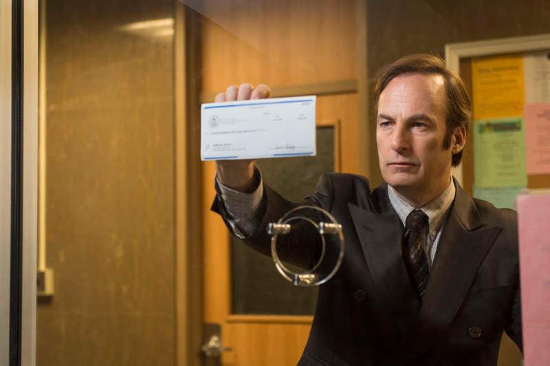 TV-SERIEMAGI Bob Odenkirk spelar antihjälten och advokaten Jimmy McGill i säsong två av ”Better call Saul” som nu äntligen börjat visas på Netflix. Stämningen är densamma som i ”Breaking bad”, serien där han senare blir den hale Saul Goodman.