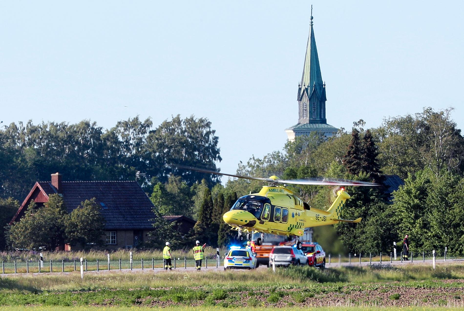 En kvinna är förd med ambulanshelikopter till Sahlgrenska sjukhuset.
