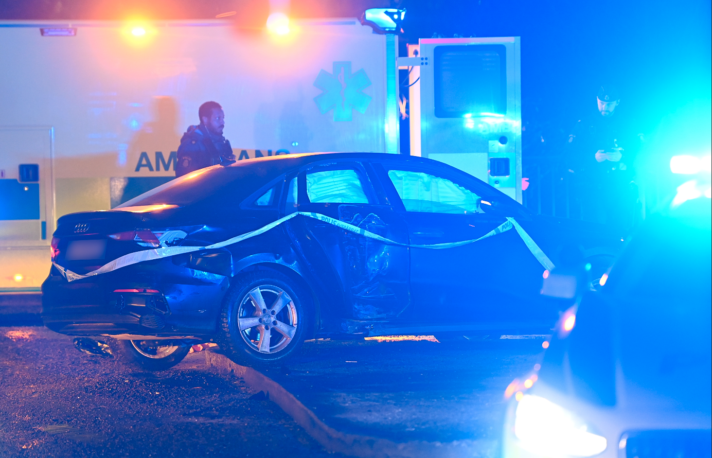 I flyktbilen, som flydde från Hammarbyhöjden och kraschade vid Gullmarsplan, hittade polisen ett skarpladdat automatvapen.