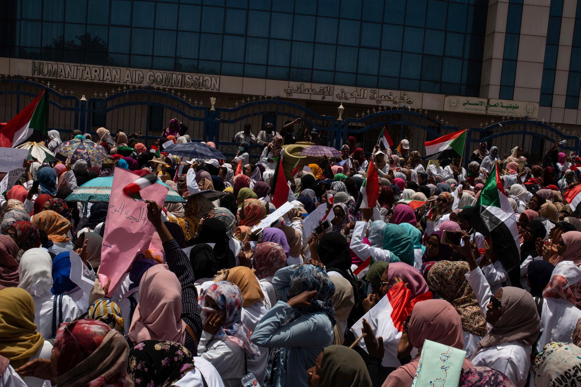 Några av de demonstranter som sittstrejkar i Khartum.