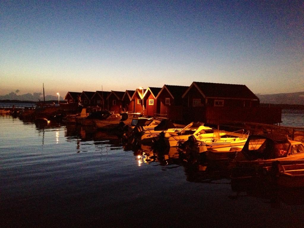 Kvällspromenad i Ellös hamn.