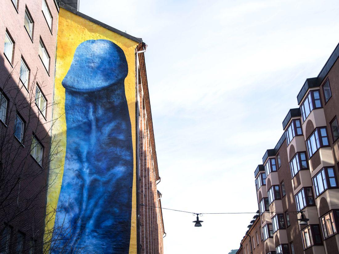 Konstnären Carolina Falkholt har gjort en gigantisk penismålning på en fasad i Stockholm.