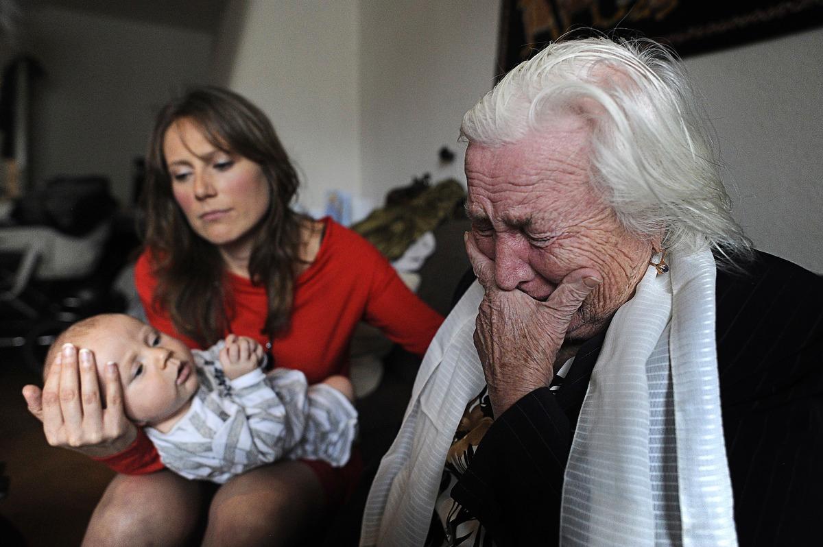 HJÄLPLÖS Barnbarnet Anna Otto kämpar för att svårt dementa Ganna ska få stanna i Sverige. ”Det är som att kasta min mormor utför ett stup”, säger hon.
