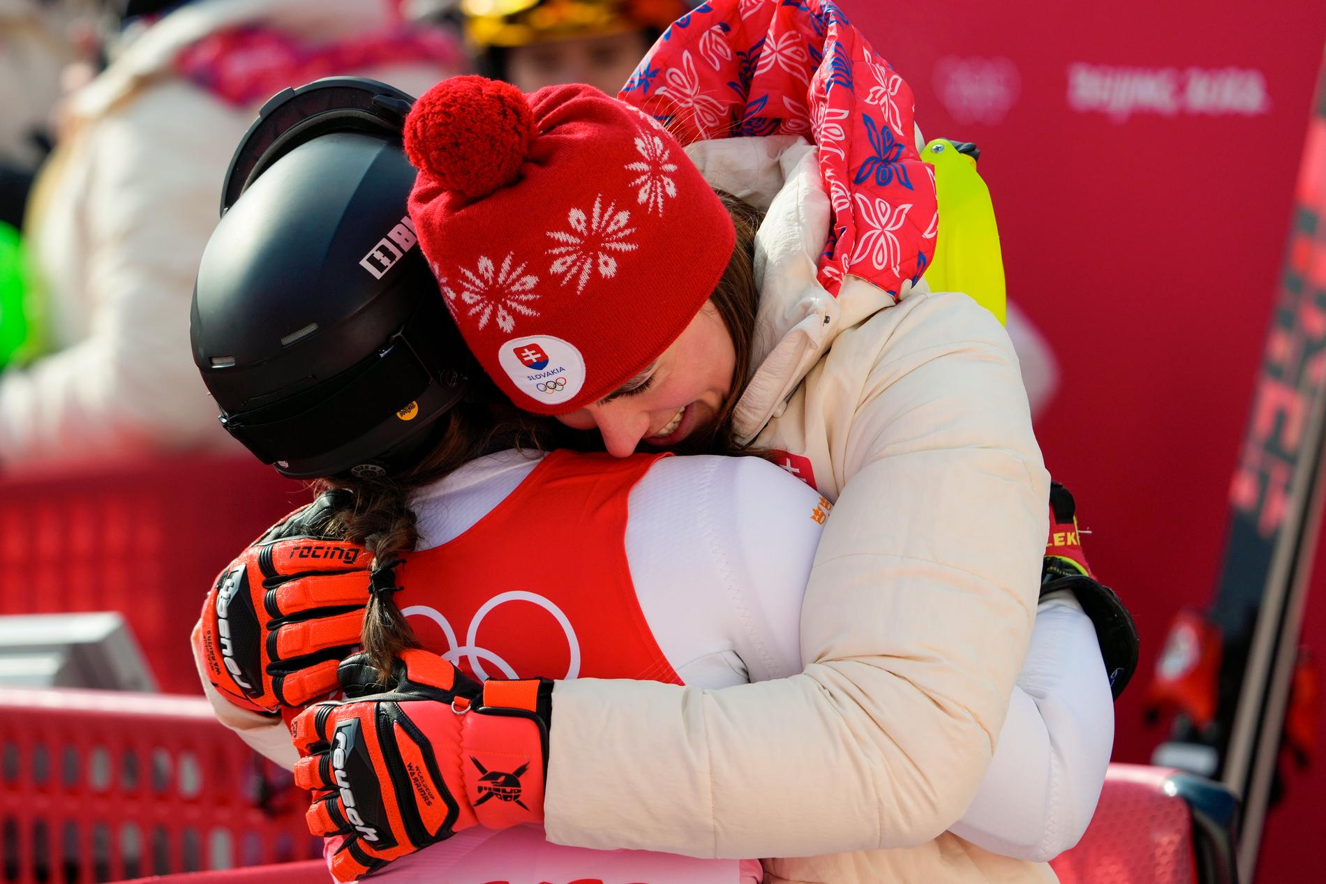 Slovakiska stjärnan Petra Vlhova kramar om Sara Hector efter svenskans OS-guld i storslalom.