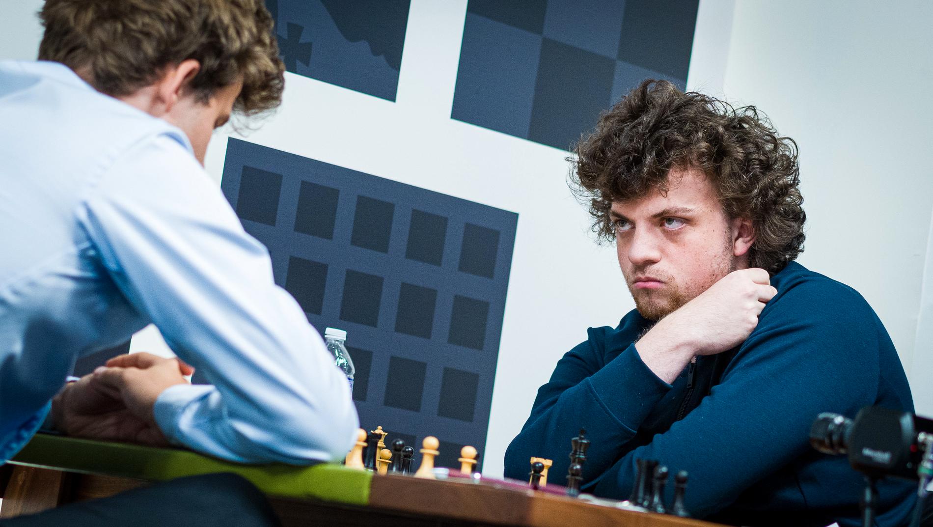 Den 19-årige schackspelaren Hans Niemann (höger) anklagas för fusk sedan amerikanen slagit världsmästaren Magnus Carlsen.