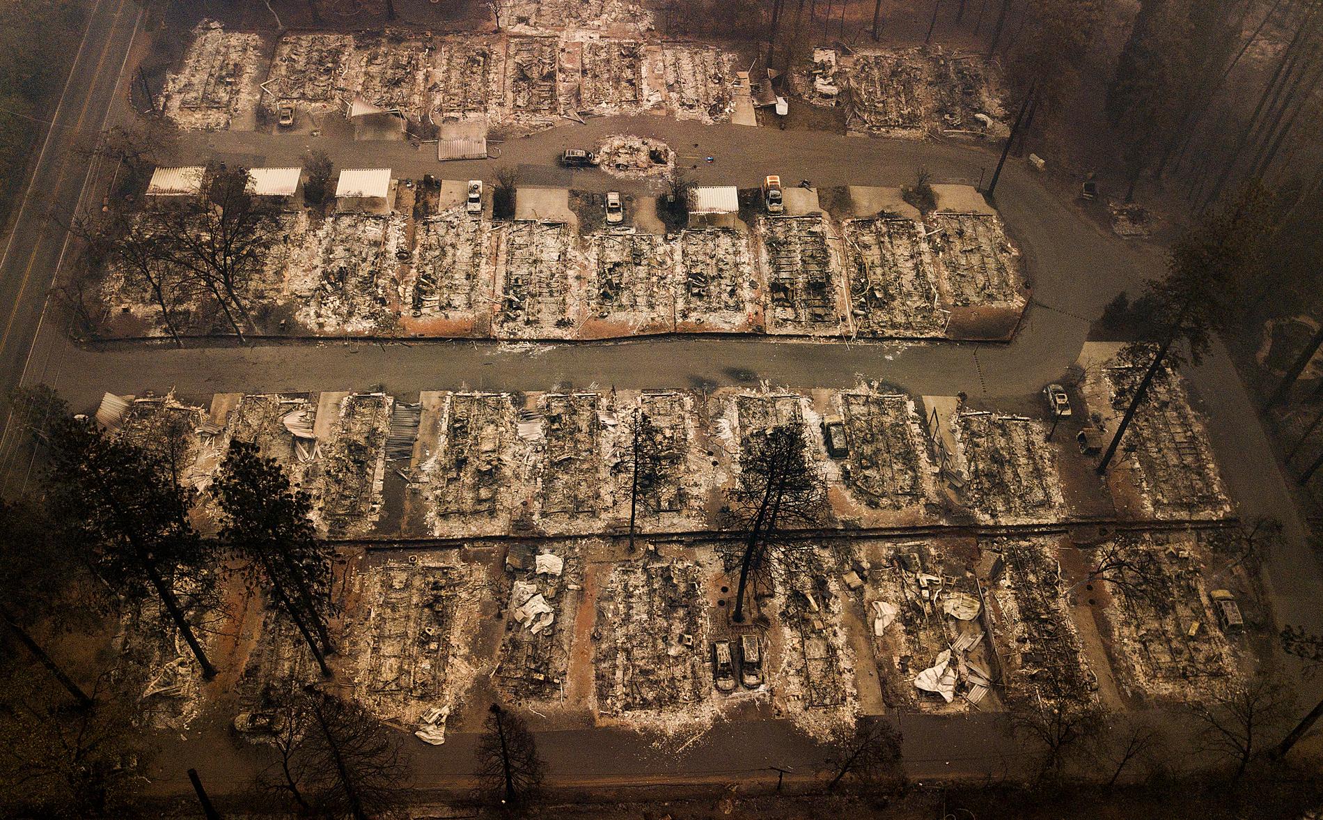 Resterna av nedbrunna hus i staden Paradise, Kalifornien. Arkivbild.