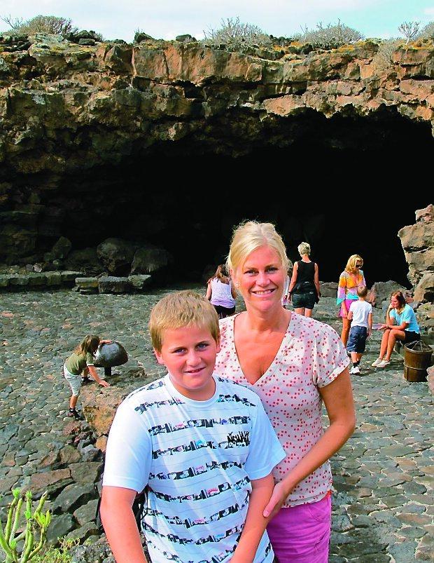 Dags för grottdyk. Joel och Erika vid Cuevas de los verdes, en av världens längsta vulkaniska tunnlar.