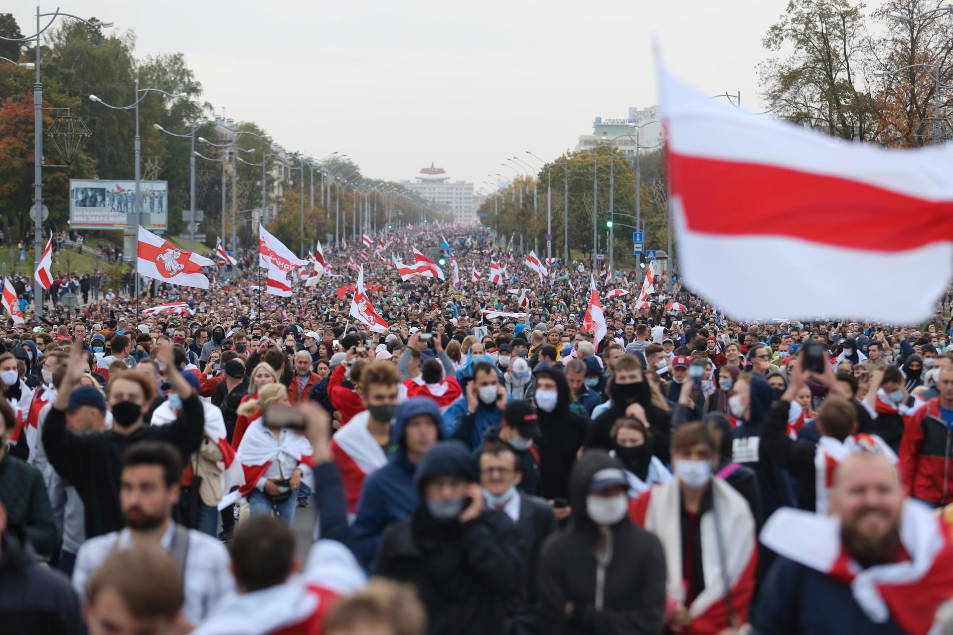 Tiotusentals människor gick ut på gatorna i huvudstaden Minsk och i andra belarusiska städer i helgen.
