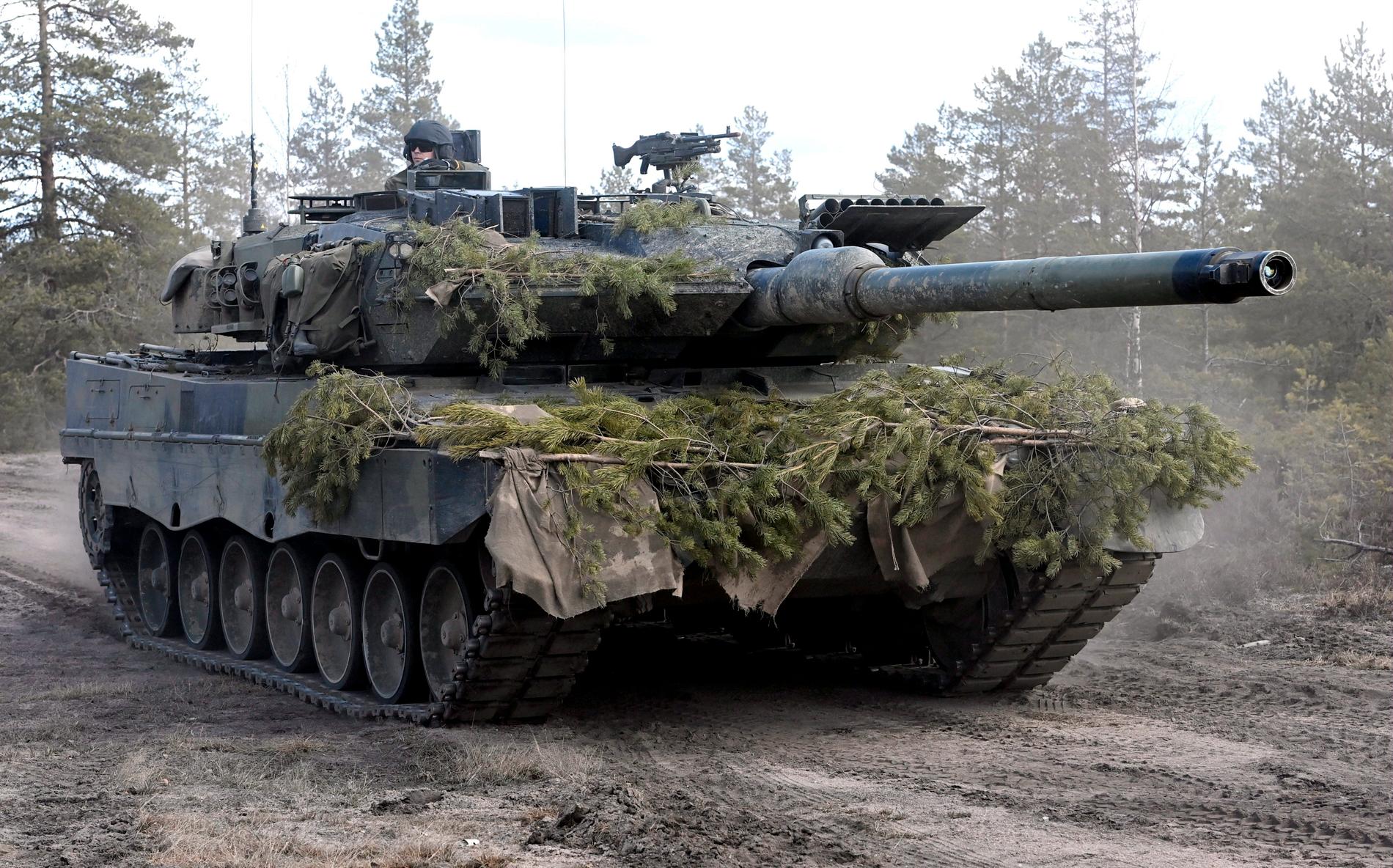 En fink ”Leopard” stridsvagn från pansarbrigaden under militärövningen Arrow 22 vid Niinisalo garnisionen i västra Finland tidigare i år. 