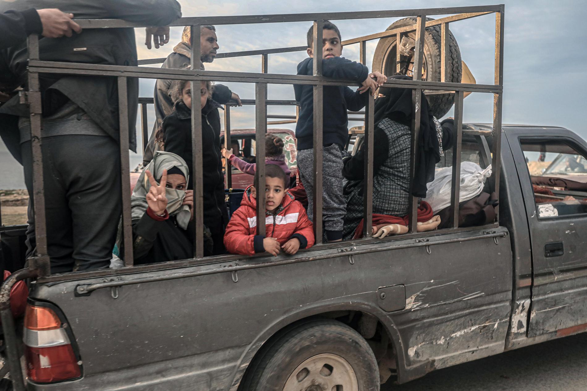 Flera familjer flyr nu från tillflyktsorten Rafah, där Israel planerar en markoffensiv.